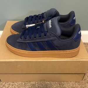 Unisex Adidas Dark Blue Sneakers with Gum Bottoms. Size 10M/11W.